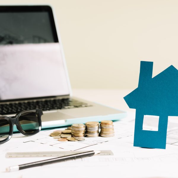 figurine-house-plan-laptop